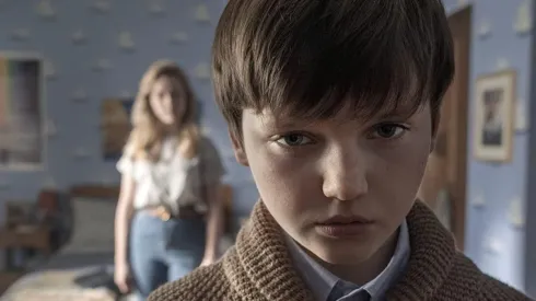 Victoria Pedretti y Benjamin Evan Ainsworth en Bly Manor