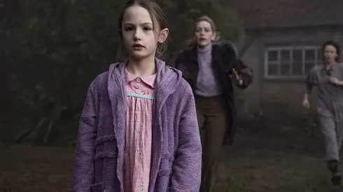 Amelia Eve, Victoria Pedretti y Amelie Bea Smith en La Maldición de Bly Manor