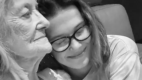 Millie Bobby Brown junto a su abuela