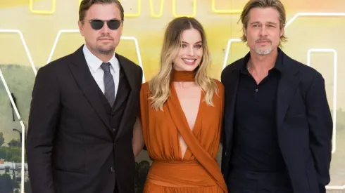 Margot Robbie con Brad Pitt y Leonardo DiCaprio
