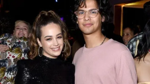 Xolo Maridueña y Mary Mouser en un evento de Cobra Kai