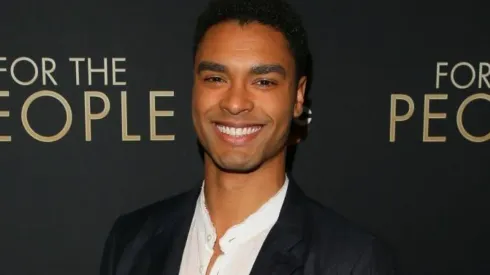 Regé-Jean Page, galán de Bridgerton, revela si será o no el próximo James Bond.