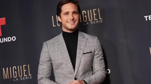 Diego Boneta es aclamado por el adelanto de la temporada 2 de la serie de Luis Miguel en los Grammys.