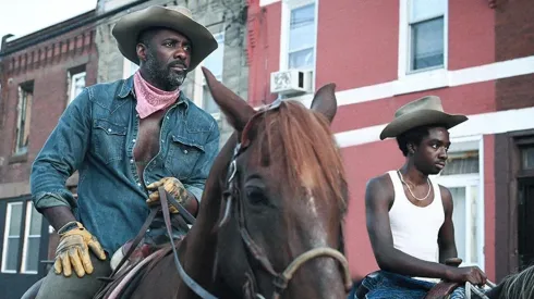 El actor de Stranger Things que sorprende en el tráiler de Cowboys de Filadelfia, lo nuevo de Netflix.