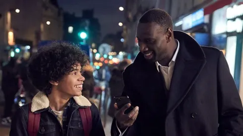 Etan Simon y Omar Sy en sus respectivos papeles de Lupin y Raoul.
