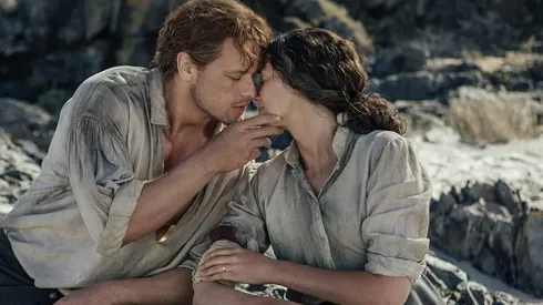 Sam Heughan y Catriona Balfe en sus papeles de Outlander.