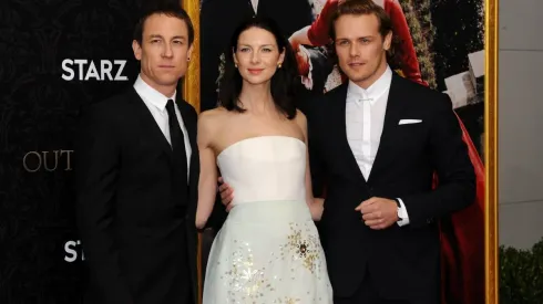 Tobías Menzies junto a Sam Heughan y Catriona Balfe.