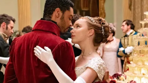 Phoebe Dynevor y Regé - Jean Page en sus papeles de Bridgerton.