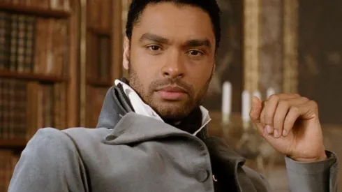 Regé - Jean Page en su papel de Simón.