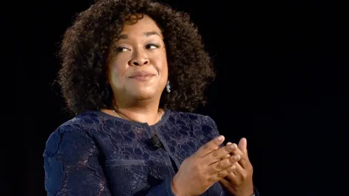 Shonda Rhimes responde a las críticas por la salida de Regé-Jean Page de Bridgerton.