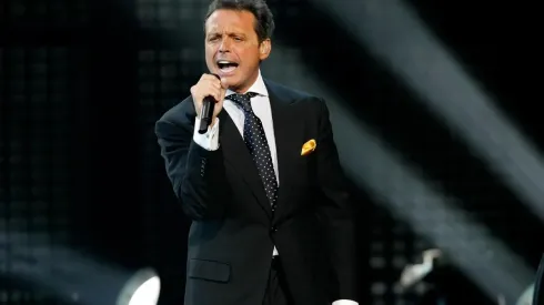 El día que Luis Miguel negó ser el padre de Michelle Salas en público.
