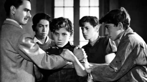 Pedro, un niño no muy amado por su mamá en Los olvidados. (Foto: Twitter @CinetecaNacional)