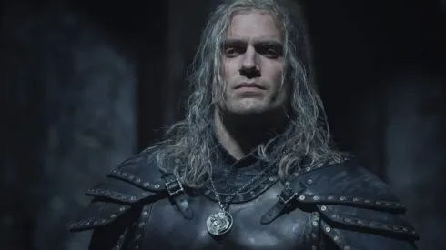 Henry Cavill es Geralt de Rivia.