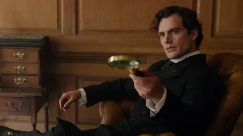 Henry Cavill como Sherlock.