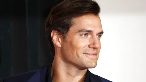 Estaba en un bar y de repente captó un momento íntimo de Henry Cavill