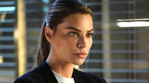 Lauren German como Chloe