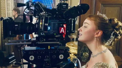 Phoebe Dynevor como la duquesa de Hastings