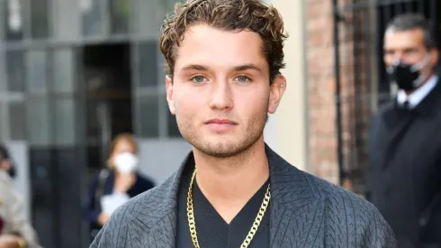 El exitoso hijo de Jude Law sigue los pasos de su padre y es su copia exacta.