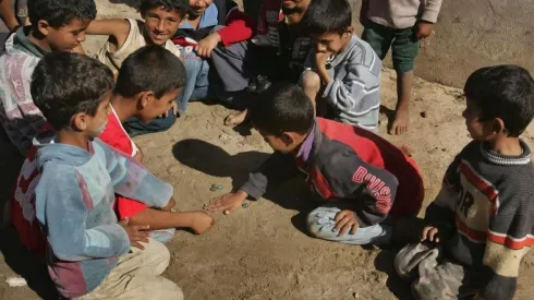Niños jugando a las canicas. (Foto: Getty Images)