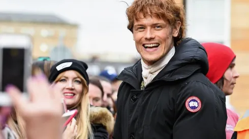 Sam Heughan celebró el 7° aniversario de Outlander con fotos íntimas.