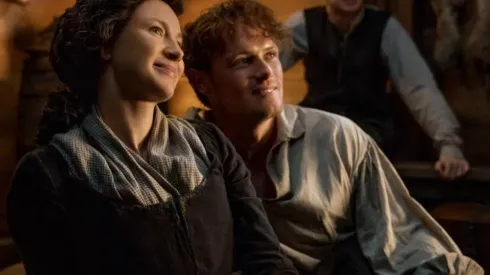 Sam Heughan y Caitriona Balfe como Jamie y Claire