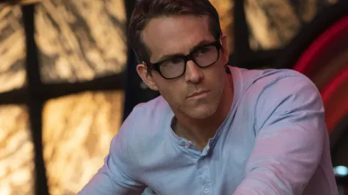 Gracias al uso de unas gafas especiales, Guy puede ver lo que realmente pasa a su alrededor.