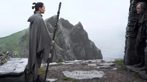 Daisy Ridley y Mark Hamill en The Last Jedi.