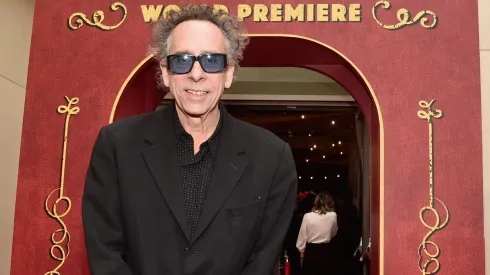 Burton se prepara para la llegada de su serie sobre Merlina Addams, por Netflix.