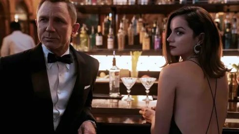 Daniel Craig junto a Ana de Armas en No Time To Die.