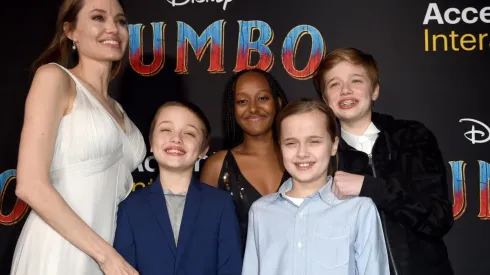 Angelina Jolie con algunos de sus hijos