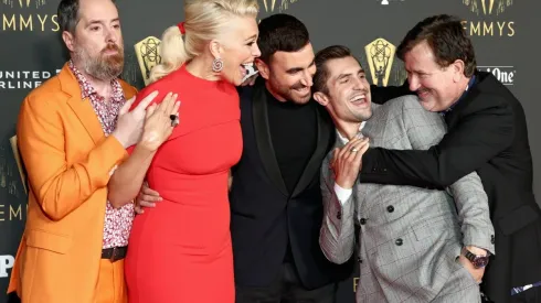 Así lucen las celebridades en la alfombra roja de los Premios Emmy 2021.