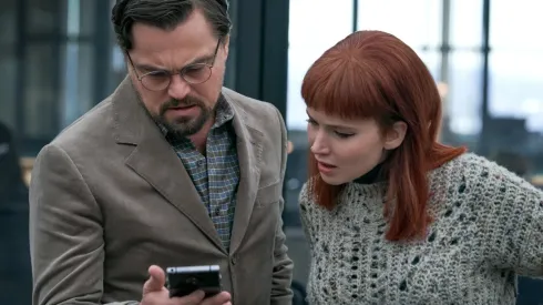 Leonardo DiCaprio y Jennifer Lawrence interpretan a dos astrónomos de poco prestigio.