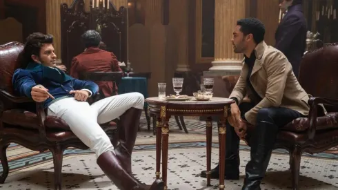 Jonathan Bailey y Regé-Jean Page