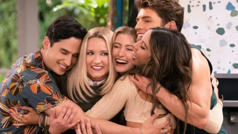 Emily Osment y Gregg Sulkin protagonizan Pretty Smart.