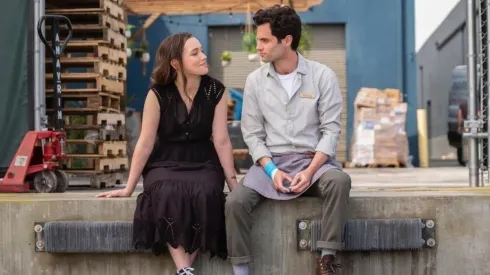 Victoria Pedretti y Penn Badgley