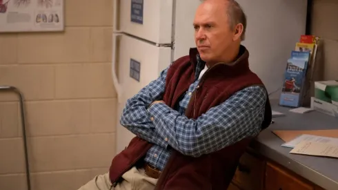 Michael Keaton protagoniza y produce la miniserie.