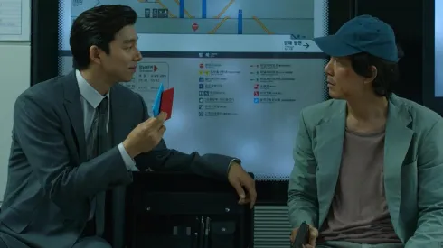 Lee Jung-jae y Gong Yoo, en el primer episodio de la serie.