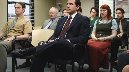 Este actor de The Office posa con la bandera de Uruguay y aparece en varios productos del mundo por error.