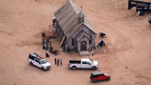 ¿Rust de Alec Baldwin está maldita? Un miembro del set fue mordido por una araña y puede perder su brazo.