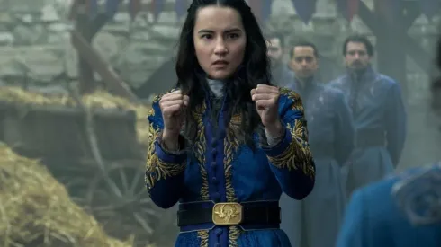 Jessie Mei Li como Alina Starkov