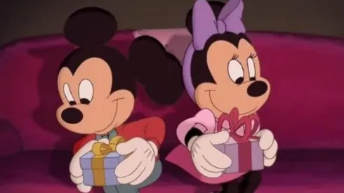 Los emblemáticos Mickey y Minnie Mouse en un especial navideño.