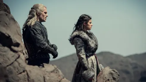 Henry Cavill y Anya Chalotra