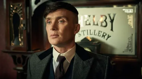 Cillian Murphy interpreta a Tommy Shelby en Peaky Blinders.