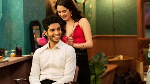 Laura Marano y Mena Moassoud protagoniza The Royal Treatment.