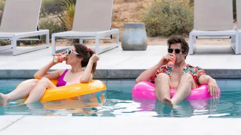 Puedes ver Palm Spings, una de las mejores comedias románticas del último tiempo.