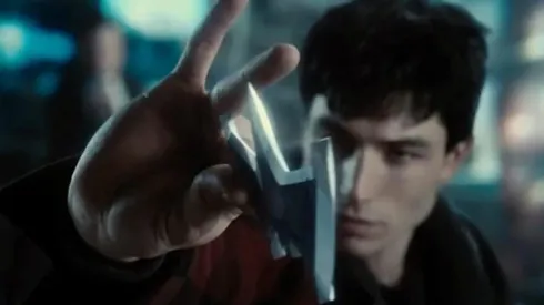 Ezra Miller como Flash