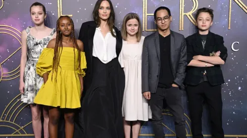 Angelina Jolie junto a sus hijos.