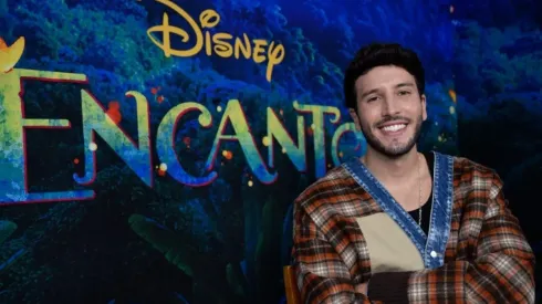 Sebastián Yatra interpreta una de las canciones de Encanto.