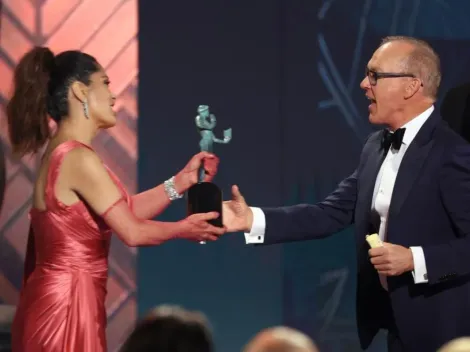 El incómodo momento de Salma Hayek en los SAG Awards al entregarle el premio a Michael Keaton