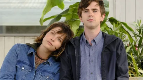 Así es la verdadera relación de Freddie Highmore y Paige Spara fuera de The Good Doctor.